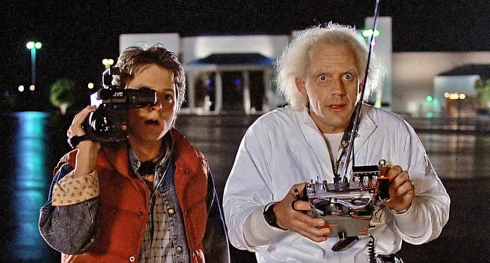 Una scena di Ritorno al futuro con Doc e Marty