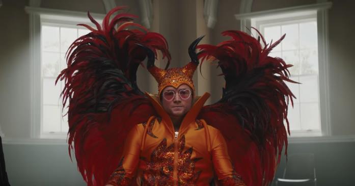 Taron Egerton in un'immagine dal trailer ufficiale di Rocketman Rocketman: un'immagine di Taron Egerton nel trailer ufficiale