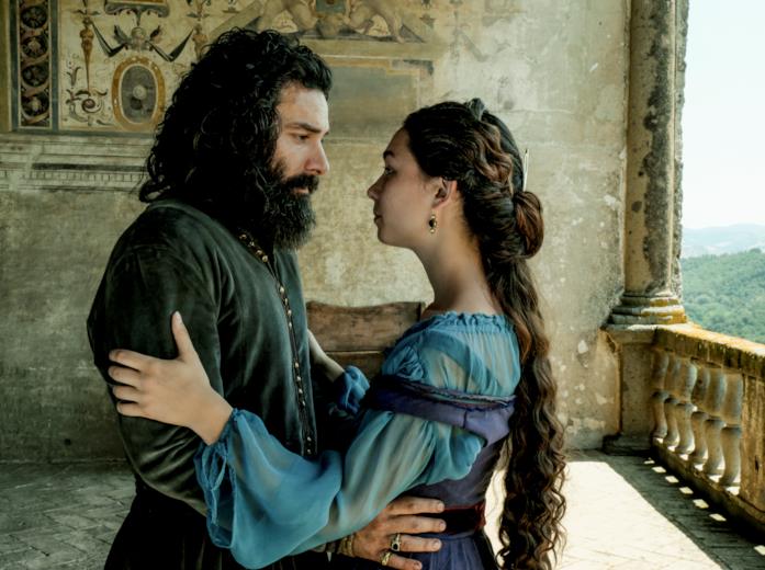 Aidan Turner e Matilda De Angelis in Leonardo Aidan Turner (Leonardo da Vinci) e Matilda De Angelis (Caterina da Cremona)