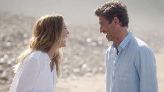Meredith e Derek in una delle scene sulla spiaggia