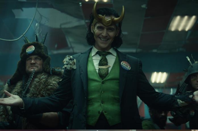 Loki con la spilla vote for Loki