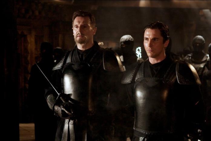 Liam Neeson (Ra's Al Ghul) e Christian Bale (Batman/Bruce Wayne) durante l'allenamento con la Lega degli Assassini Mezzibusti di Liam Neeson e Christian Bale