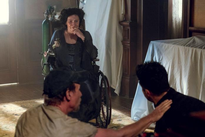 Quello è TC, aiuto di nonna Custer Jesse, la nonna e TC in una scena di Preacher 3