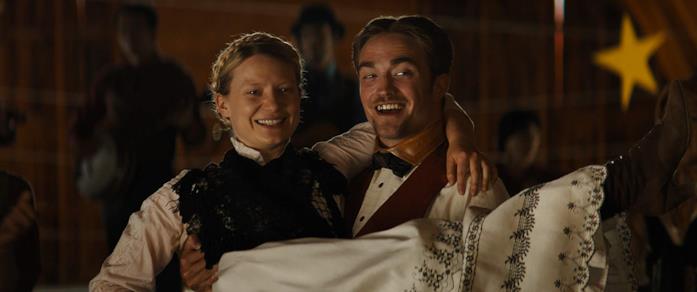 Robert Pattinson con Mia Wasikowska in Damsel Mia Wasikowska e Robert Pattinson in una scena del film Damsel