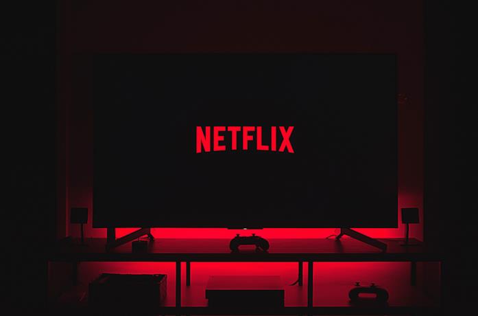 Un utente guarda Netflix dal letto