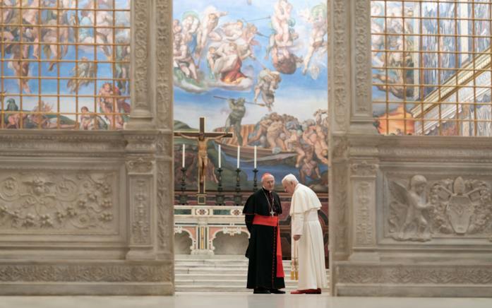 Bergoglio e Ratzinger Bergoglio e Ratzinger dialogano nella Cappella Sistina