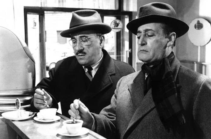 Totò in una scena del film La banda degli onesti