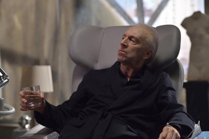 Jonathan Hyde interpreta il miliardario Eldritch Palmer Il miliardario Eldritch Palmer è interpretato da Jonathan Hyde