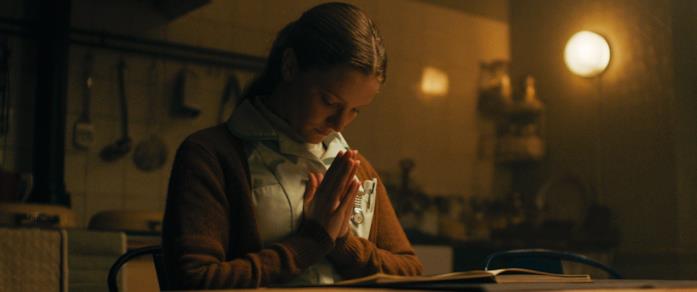 Saint Maud, tutto quello che devi sapere sul terrificante religious horror Morfydd Clark in una scena del film Saint Maud