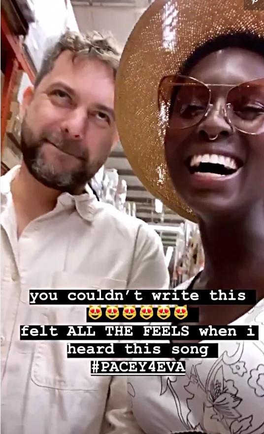 Jodie Turner-Smith scherza con Joshua Jackson per la sigla di Dawson's Creek Joshua Jackson e Jodie Turner-Smith sorridenti