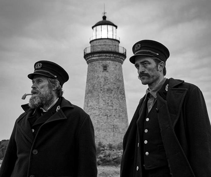 Robert Pattinson con Willem Dafoe in The Lighthouse Willem Dafoe e Robert Pattinson in una scena del film The Lighthouse