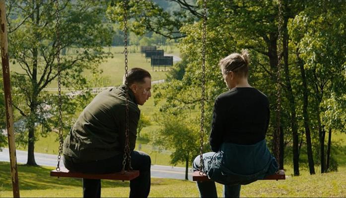 Una delle scene finali del film I premi Oscar Sam Rockwell e Frances McDormand