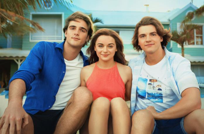 Primo piano di Joey King, Joel Courtney e Jacob Elordi