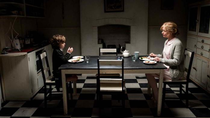 Amelia (Essie Davis) e Samuel (Noah Wiseman) Amelia e Samuel mangiano in una cucina buia
