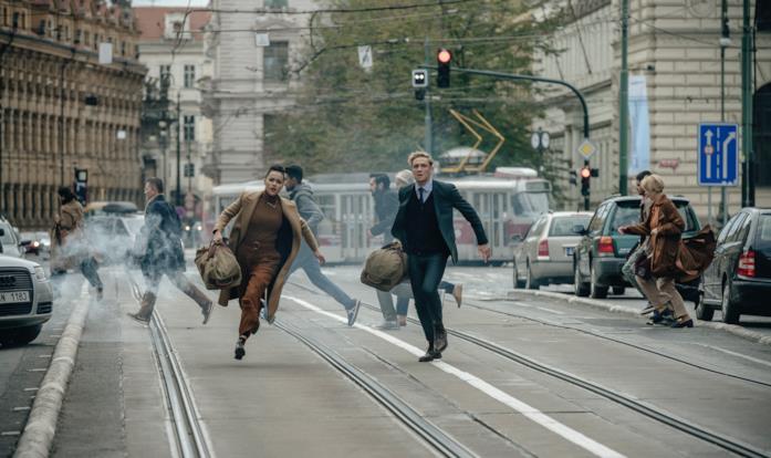 Army of Thieves su Netflix dal 29 ottobre: recensione Un uomo e una donna corrono per strada