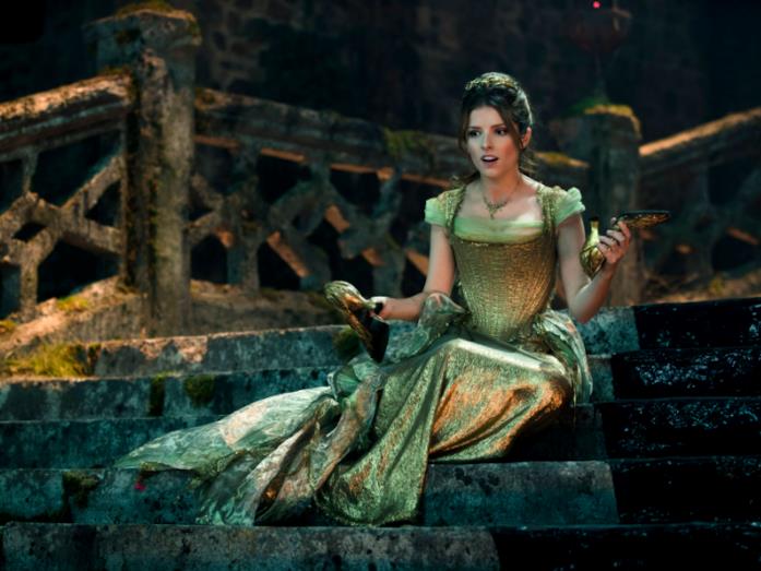 Anna Kendrick in una scena di Into The Woods Anna Kendrick è Cenerentola in Into The Woods