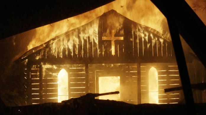 La chiesa del reverendo Moses in fiamme La chiesa del reverendo Moses data alle fiamme come vendetta di Leon