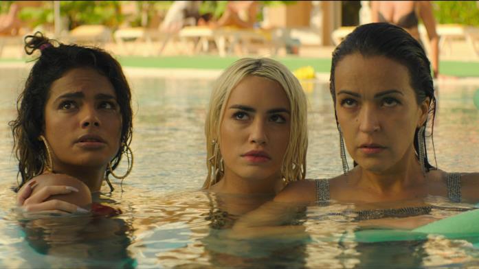 Gina, Wendy e Coral di Sky Rojo Le protagoniste di Sky Rojo in piscina