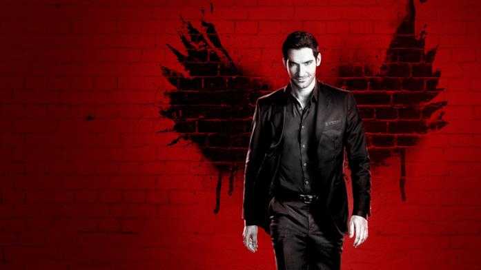 Piano americano di Tom Ellis su sfondo rosso e graffiti di ali