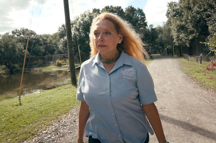 Carole Baskin in una scena della serie Tiger King