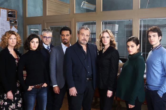 Il cast di Nero a metà