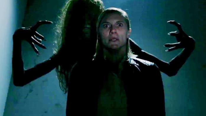 Javier Botet con Katee Sackhoff nel film Don't Knock Twice Javier Botet interpreta la strega Ginger Special