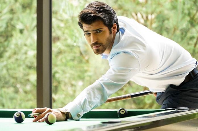 Can Yaman in una scena di Bitter Sweet