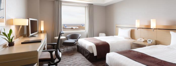 Le camere dell'Haneda Excel Hotel Tokyu che si affacciano sulle piste d'atterraggio Una splendida camera con vista sulla pista d'atterraggio