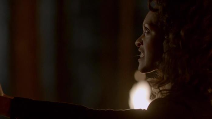 Cynthia Addai-Robinson è la strega Aja in The Vampire Diaries Cynthia Addai-Robinson in una scena di The Vampirre Diaries