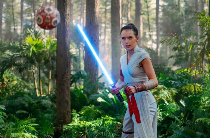 Daisy Ridley in una scena del film Star Wars: L'Ascesa di Skywalker