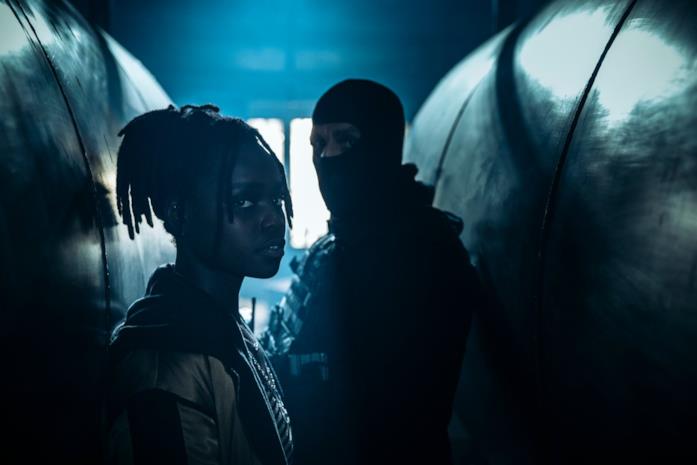 Rapinatori: La serie, tutto quello che devi sapere sull'adrenalinico polar Netflix Tracy Gotoas e Sami Bouajila in una scena di Rapinatori: La serie