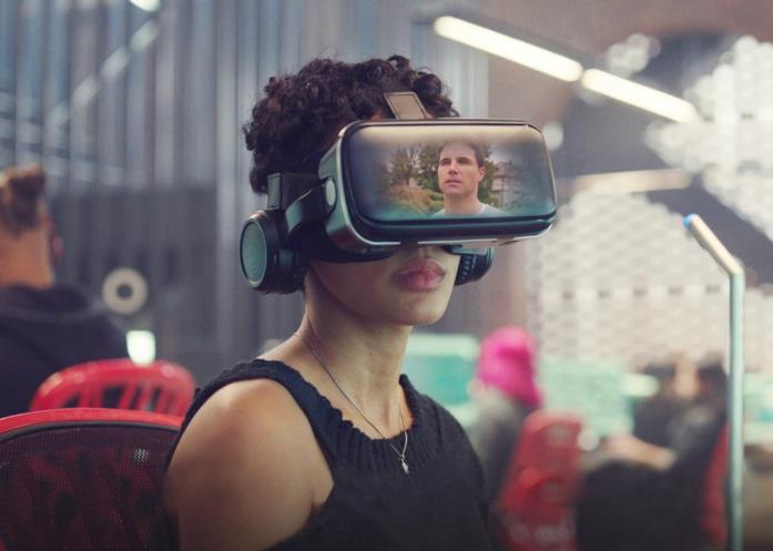 Upload, il trailer della serie Amazon Prime di Greg Daniels Andy Allo in una scena della serie Upload