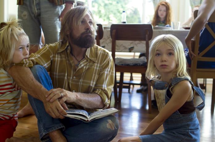 Viggo Mortensen con Annalise Basso e Charlie Shotwell in una scena del film Captain Fantastic
