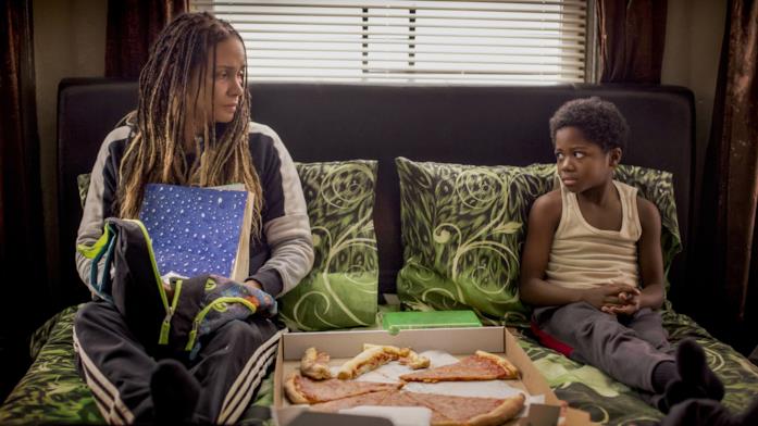 Bruised - Lottare per vivere, tutto quello che devi sapere sul film Netflix di e con Halle Berry Halle Berry e Danny Boyd Jr. in una scena di Bruised - Lottare per vivere