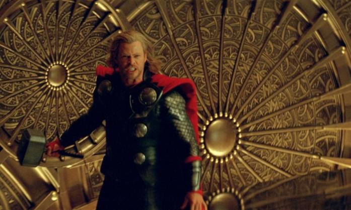 Thor, 15 curiosità sul film del 2011 Un'immagine di Thor nel film diretto da Kenneth Branagh