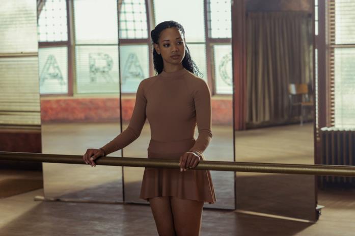 Kylie Jefferson in una scena di Tiny Pretty Things Kylie Jefferson come ballerina in una scena di Tiny Pretty Things