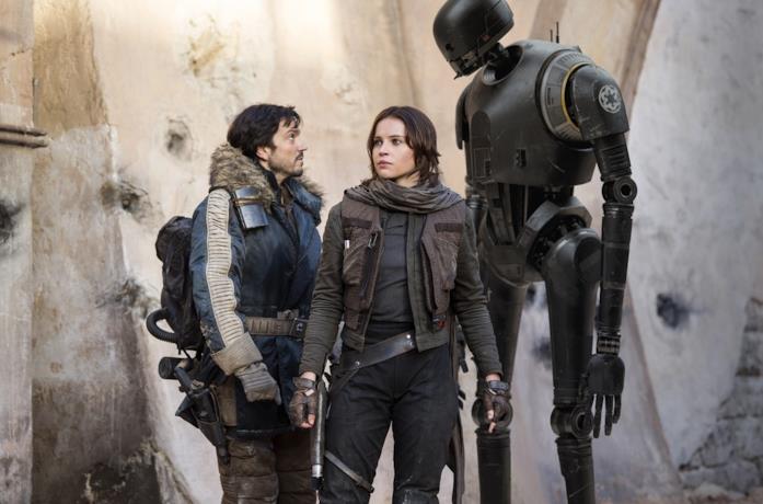 Felicity Jones tra Diego Luna e il drode K-2SO nel film Rogue One: A Star Wars Story