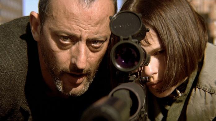 Jean Reno e Natalie Portman in una scena di Léon Léon, film con Jean Reno e Natalie Portman