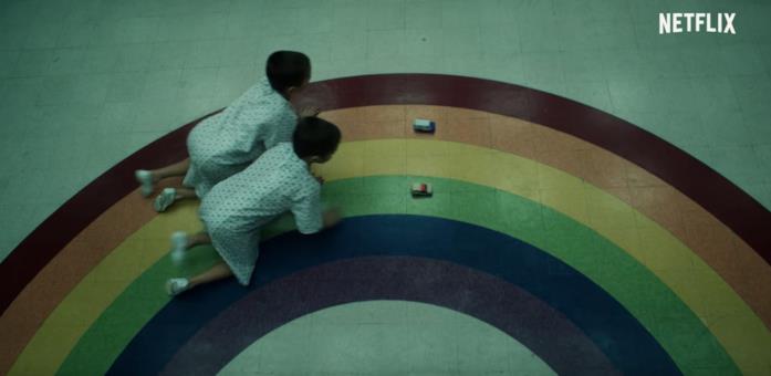 Due bambini giocano nel laboratorio di Hawkins Due bambini in Stranger Things