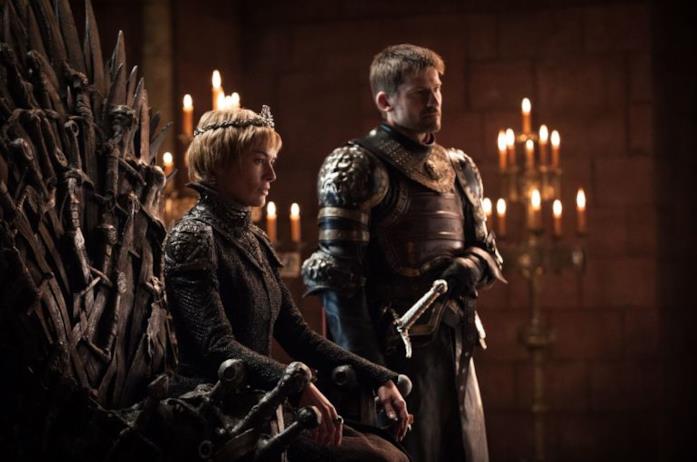Cersei sul trono di spade e Jaime al suo fianco