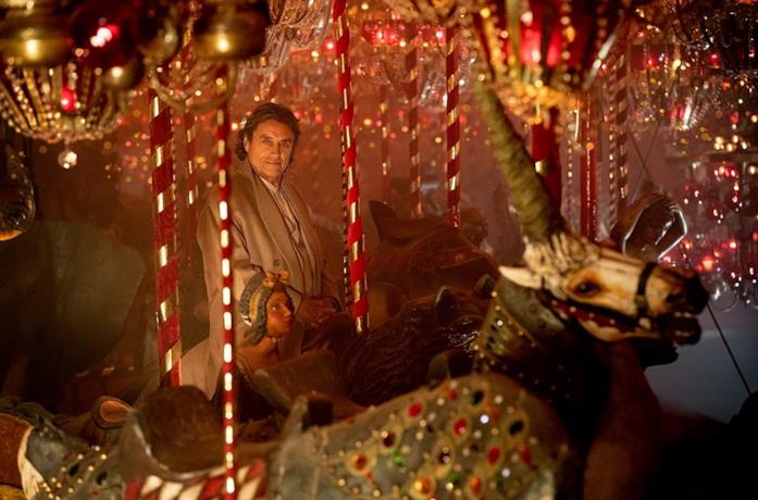 Ian McShane in una scena della serie TV American Gods