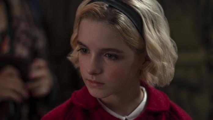 Le Terrificanti Avventure di Sabrina: Sabrina da bambina in una nuova still Sabrina da bambina in una still dallo speciale di natale de Le Terrificanti Avventure di Sabrina