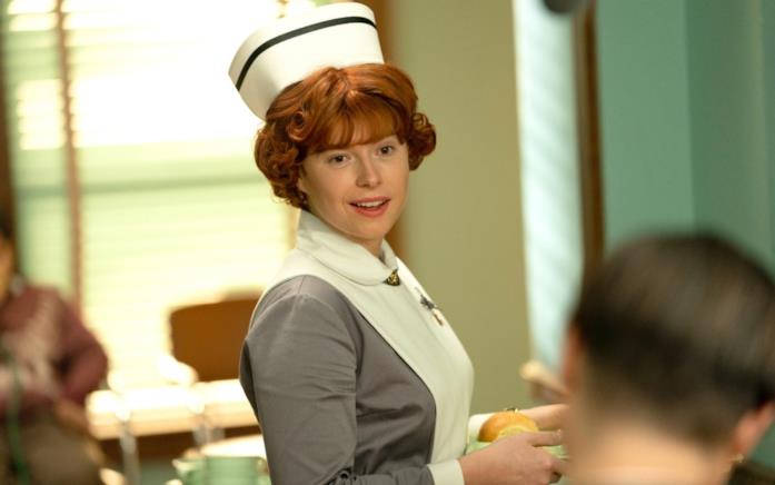 Jessie Buckley è l'infermiera Oraetta in Fargo Oraetta discute con Josto nel primo episodio della quarta stagione di Fargo