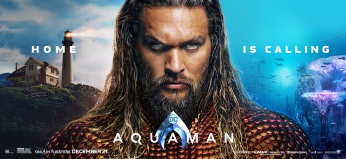 Aquaman lascerà la sua casa nel faro per reclamare il trono di Atlantide Poster pubblicitario con primo piano di Jason Momoa, un faro e il fondo del mare dietro di lui