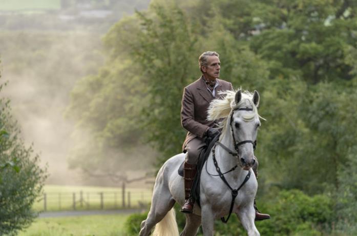 Un'immagine di Jeremy Irons in sella a Bucefalo in Watchmen