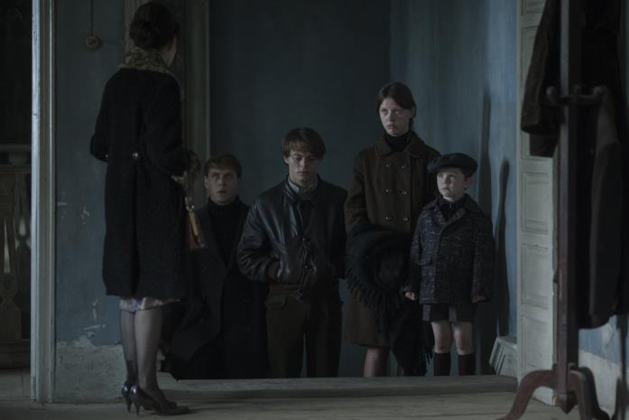 I protagonisti di Marrowbone entrano nella nuova casa Nicola Harrison, George MacKay, Charlie Heaton, Mia Goth e Matthew Stagg sono gli interpreti di Marrowbone