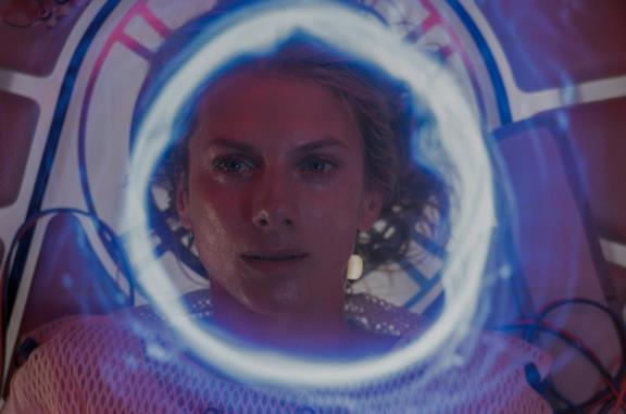 Un primo piano di Mélanie Laurent in una scena del film Oxygène