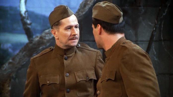 Gary Oldman è il protagonista della serie Slow Horses Gary Oldman e Matt LeBlanc vestiti da militari in Friends
