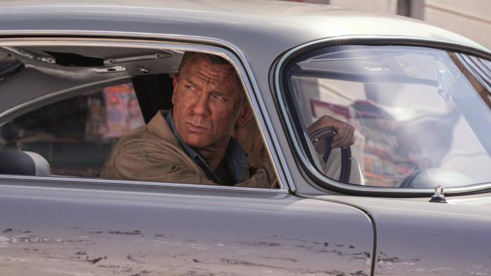 Daniel Craig in una scena di No Time to Die Daniel Craig in una macchina in No Time to Die