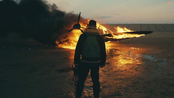 Farrier incendia il suo aereo prima di essere catturato Farrier e il rogo del suo Spitfire